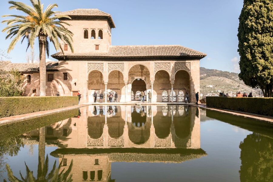 Granada: 3-Hour Alhambra and Generalife Gardens Guided Tour - Timing realities: capacity rules and why you should avoid tight plans