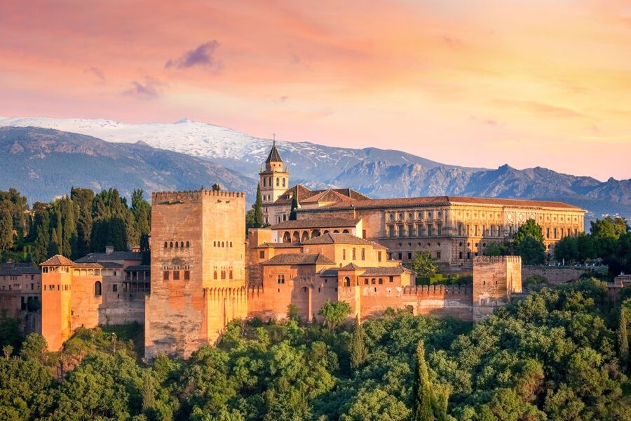 Granada: 3-Hour Alhambra and Generalife Gardens Guided Tour - Court of the Lions: where Islamic art turns into engineering