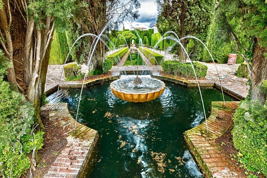 Granada: 3-Hour Alhambra and Generalife Gardens Guided Tour - How the guide style changes the whole visit