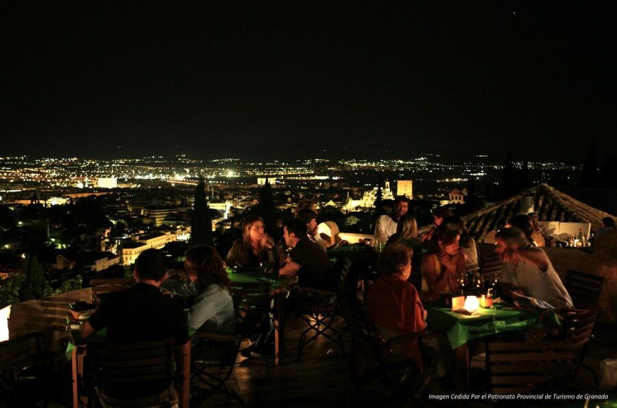 Granada Albaicín: 2.5-Hour Tapas & Drinks Walking Tour - Logistics that matter on a 2.5-hour schedule