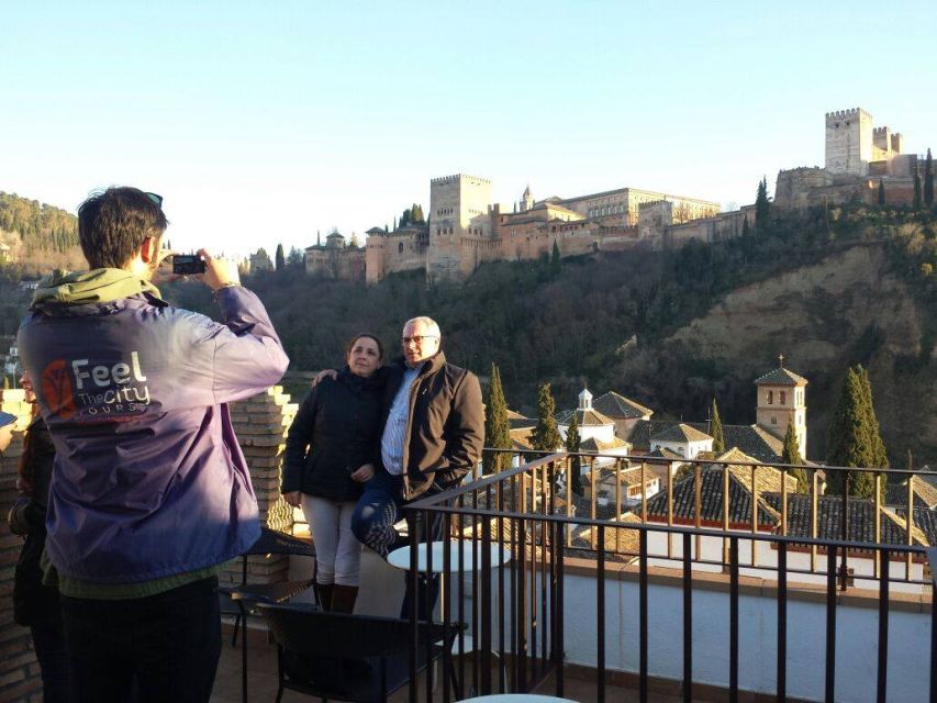 Granada: Albaicín and Sacromonte 2.5-Hour Walking Tour - Old Gates and Walls Near the Alcazaba Area