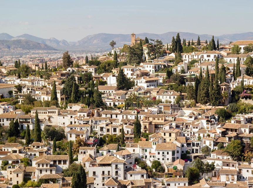Granada: Albaicín and Sacromonte 2.5-Hour Walking Tour - How the Guide Makes the Walk Feel Like a Lesson