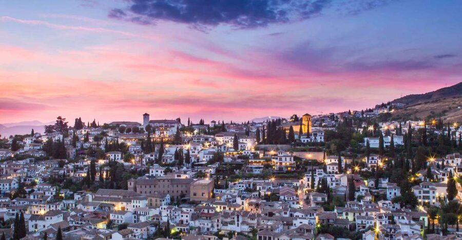 Granada: Albaicin and Sacromonte Evening Walking Tour - Meeting in Plaza Isabel la Católica: where the evening starts