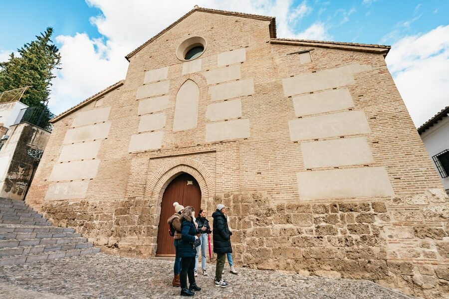 Granada: Albaicín and Sacromonte Guided Sunset Walking Tour - Plaza de San Nicolás: the Alhambra viewpoint moment
