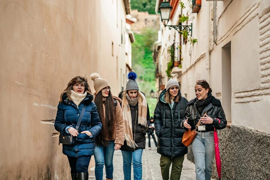 Granada: Albaicín and Sacromonte Guided Sunset Walking Tour - Price and value: why $17 often feels like a bargain
