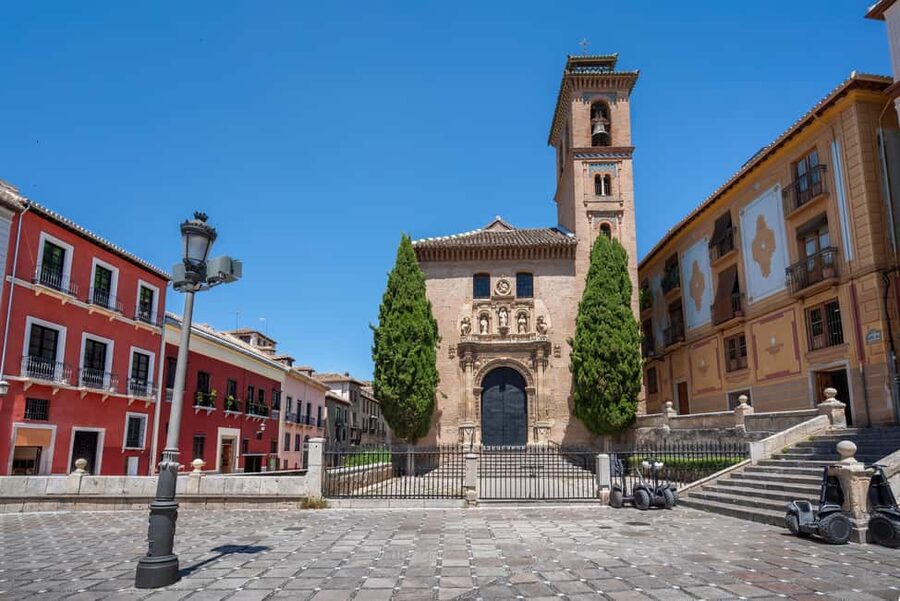 Granada: Albaicín and Sacromonte Guided Walking Tour - The included wine: a small tradition that adds warmth