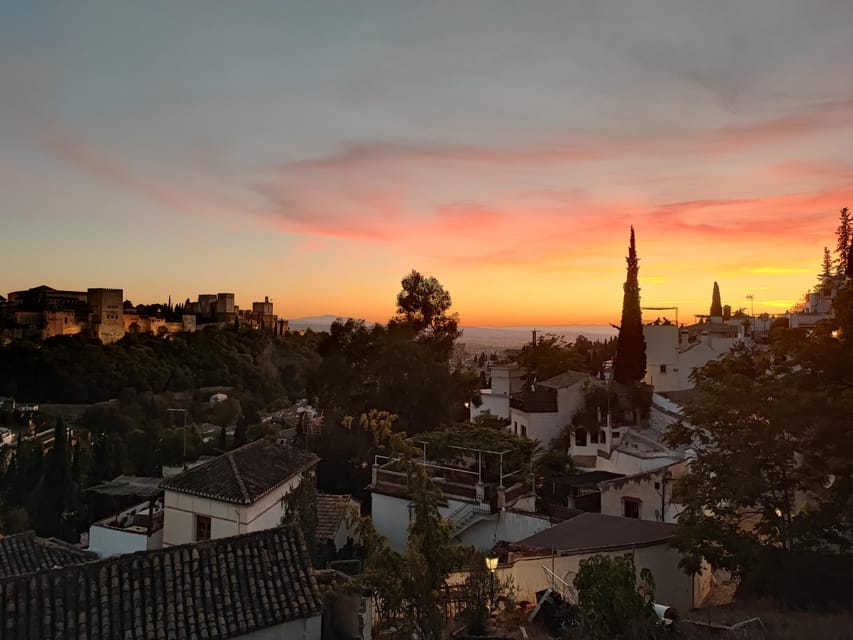 Granada: Albaicín and Sacromonte Sunset Tour & Flamenco Show - Sacromonte Cave Houses and the Roots of Flamenco