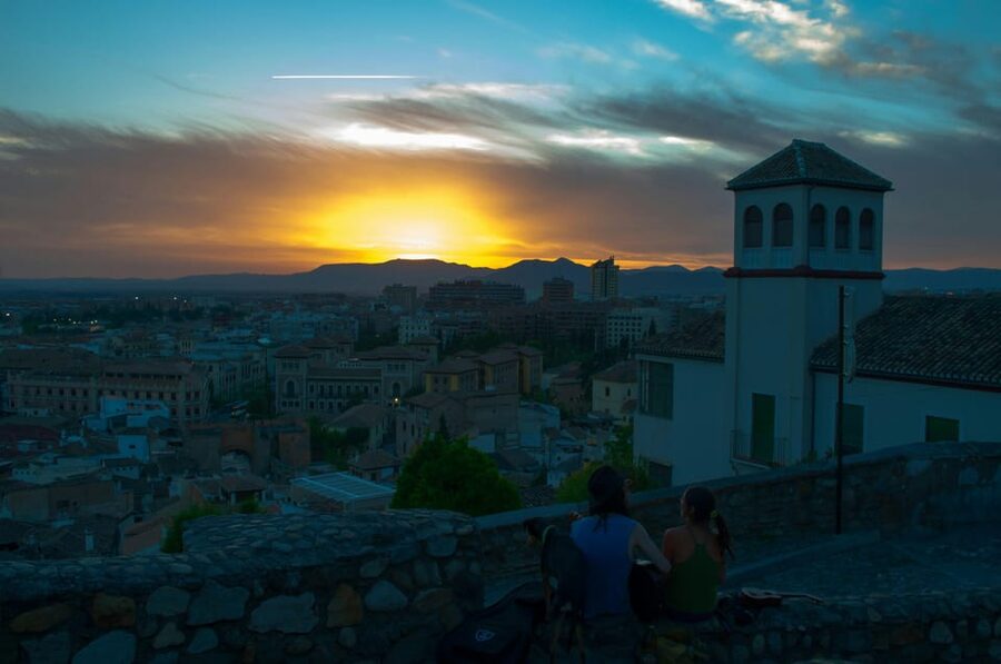 Granada: Albaicín and Sacromonte Sunset Tour & Flamenco Show - The Short Viewpoint Pause Before the Flamenco