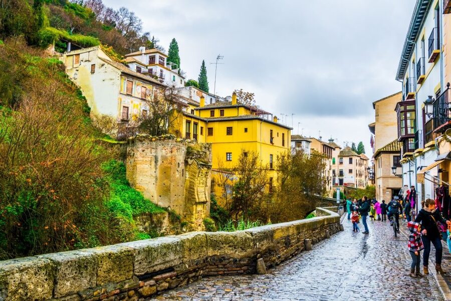 Granada: Albaicín and Sacromonte Walking Tour - Sacromonte: cave dwellings and why the flamenco quarter feels different