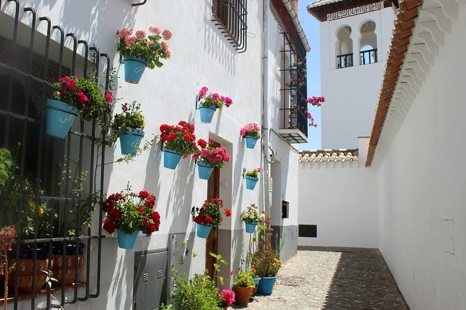Granada Albaicín & Sacromonte Exclusive Walk Tour in the Old Town - Viewpoints and timing: Alhambra looks better when you’re moving