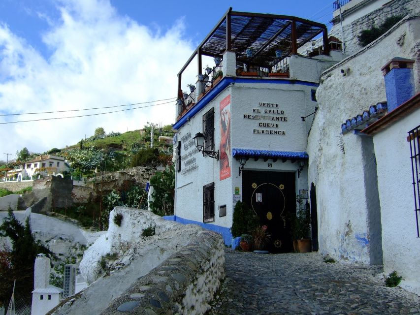 Granada: Albaicín, Sacromonte & Museum of Caves Walking Tour - From Plaza Nueva to Sacromonte: bus up, walk down