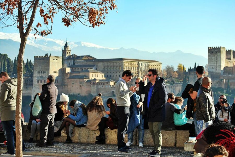 Granada: Albaicín, Sacromonte & Museum of Caves Walking Tour - Pace, photo strategy, and getting value for $35