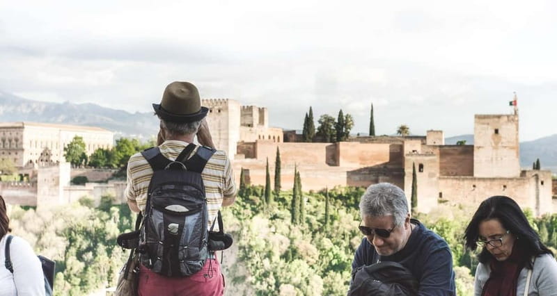 Granada: Albayzin and Sacromonte Hybrid Walking Tour - Bus to Albayzín and Sacromonte, Then the Downhill Stroll