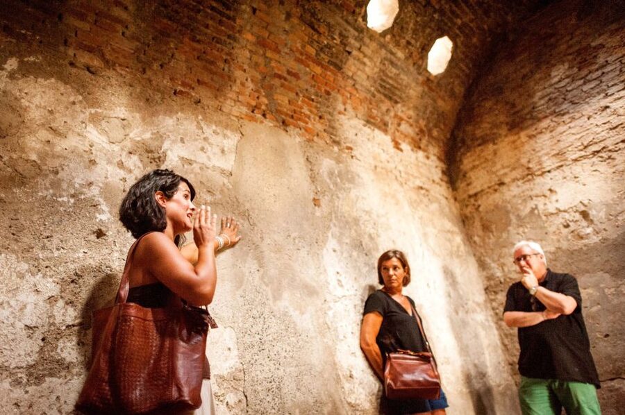 Granada: Albayzin and Sacromonte Walking Tour - Price and logistics: why $16 is such good value
