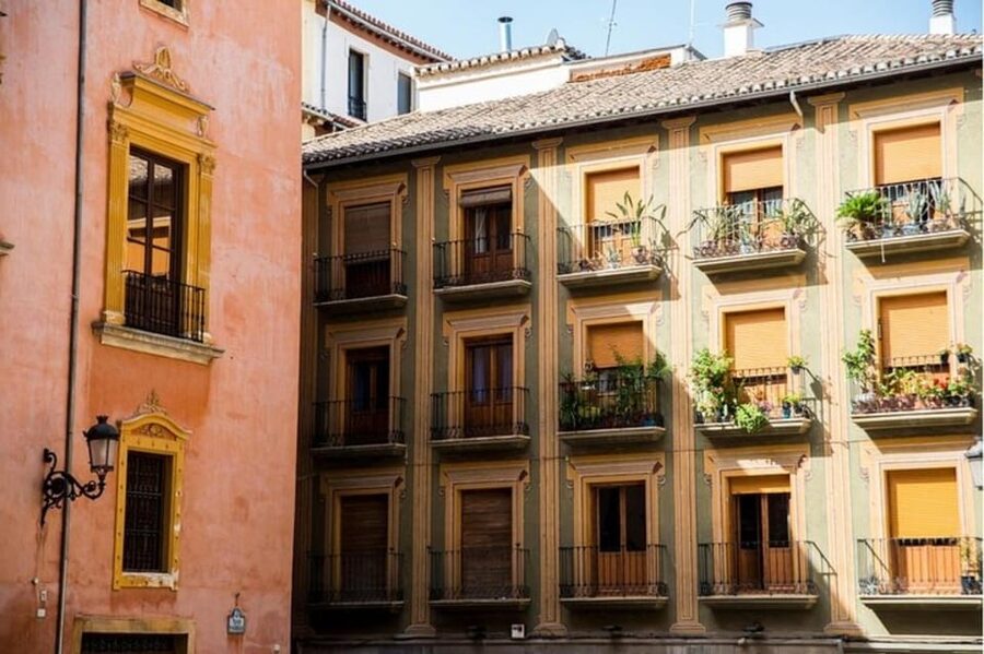 Granada : Albayzin and Sacromonte Walking Tour - Meeting at Calle Gran Vía de Colón: Start Where the Action Is