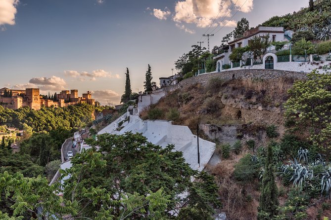 Granada: Alhambra, Albaicin and Sacromonte Guided Tour - Albaicín and Sacromonte at night: the streets do the storytelling