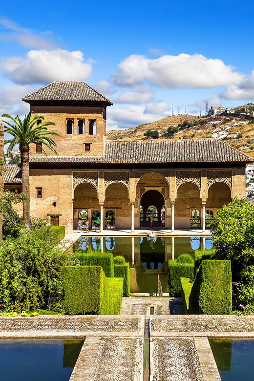 Granada: Alhambra and Albaicín Small Group Tour - The break for lunch: useful downtime in the middle
