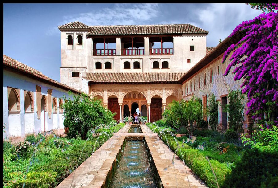 Granada: Alhambra and Generalife Garden Ticket & Guided Tour - Palace of Carlos V: a short stop with big meaning