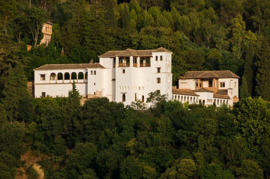 Granada Alhambra and Generalife Gardens Experience Tour - Meeting at Paseo de la Sabica: Easy to Find, Easy to Miss