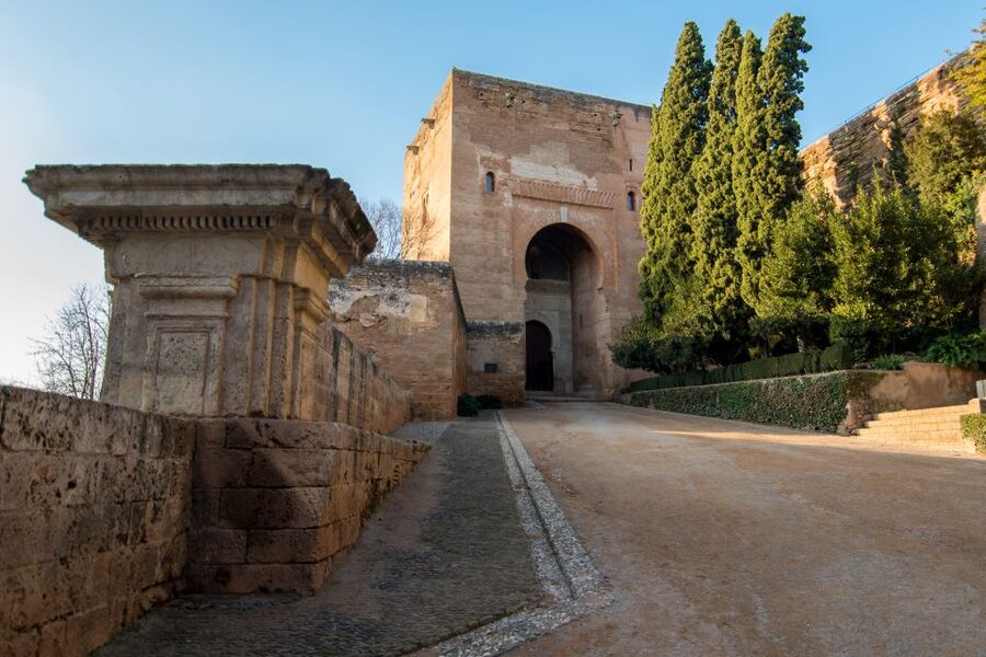 Granada Alhambra and Generalife Gardens Experience Tour - Live Guide vs. Audio: Pick the Style That Fits Your Brain