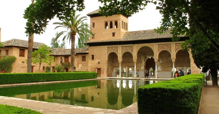 Granada: Alhambra and Generalife Gardens Guided Tour - Guides make the difference: what stands out from past tour experiences