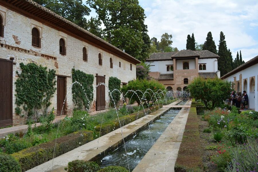 Granada: Alhambra and Generalife Gardens Guided Tour - Why this Alhambra and Generalife guided walk makes sense