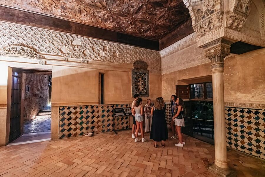 Granada: Alhambra and Nasrid Palaces Guided Tour at Night - Why a Night Alhambra Tour Feels Different Than Daytime