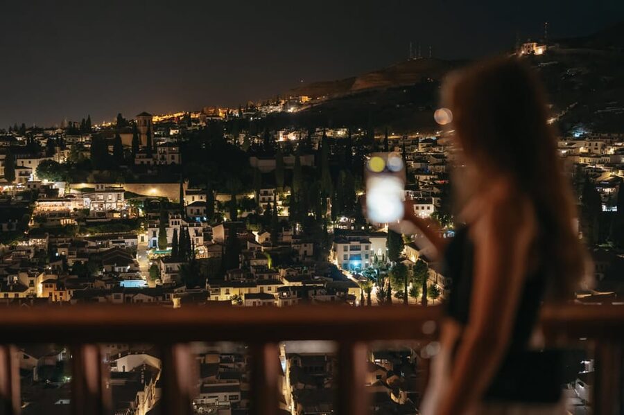 Granada: Alhambra and Nasrid Palaces Guided Tour at Night - Start at the Alhambra Walls: Puerta de la Justicia at Night