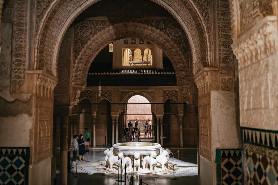 Granada: Alhambra and Nasrid Palaces Guided Tour at Night - Getting Great Photos Without Losing the Mood