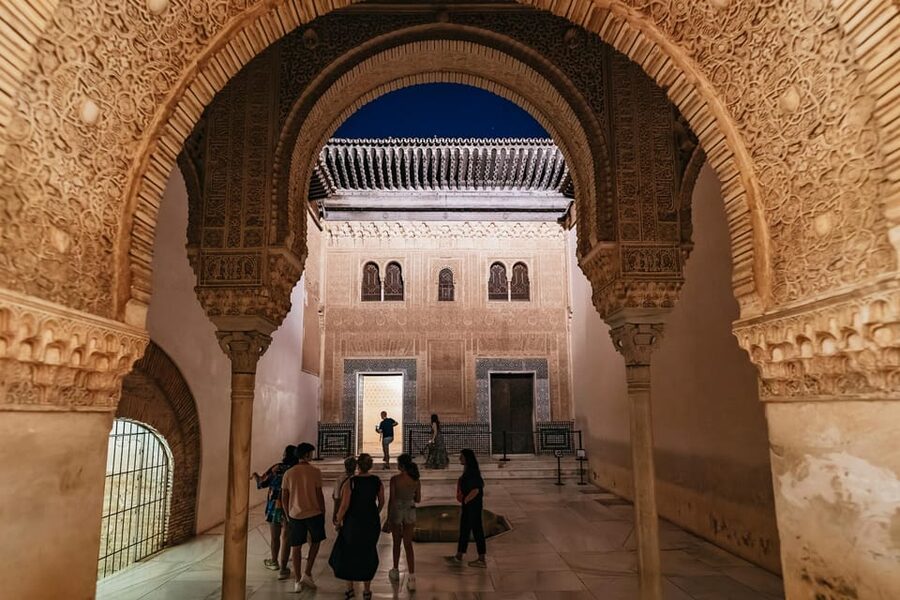 Granada: Alhambra and Nasrid Palaces Guided Tour at Night - Who This Tour Is Best For