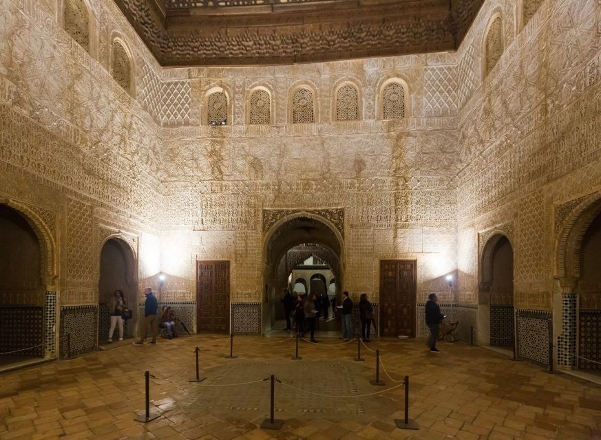 Granada: Alhambra and Nasrid Palaces Private Tour - Nasrid Palaces: where the famous details are the point