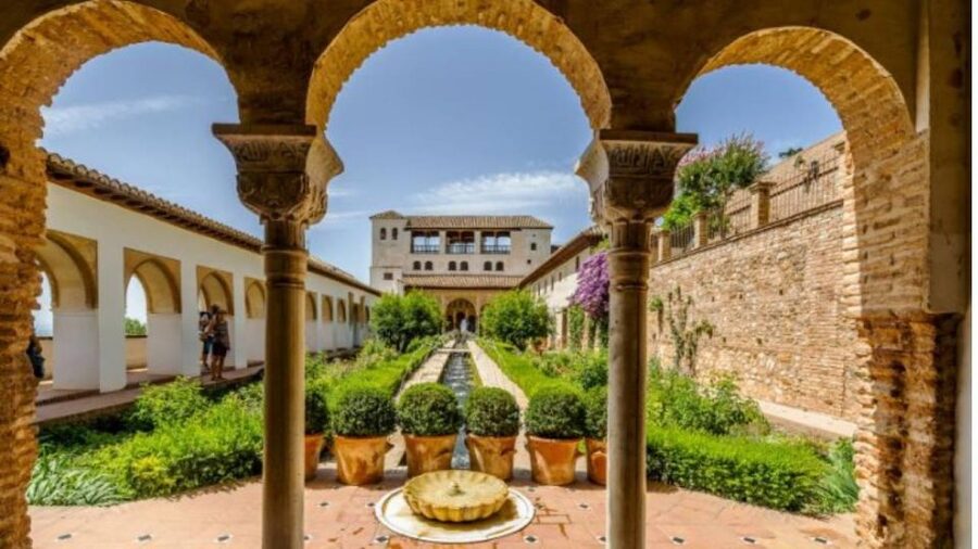 Granada: Alhambra and Nasrid Palaces Tour without Tickets - How the Alhambra section feels with a guide