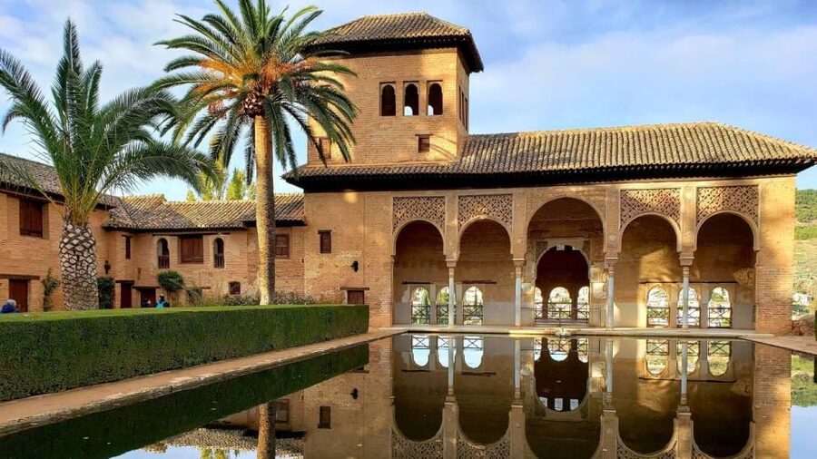 Granada: Alhambra and Nasrid Palaces Tour without Tickets - Alcazaba fortress: panoramic views that teach you Granada