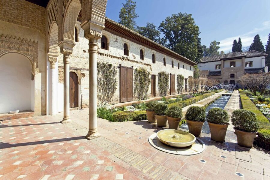 Granada: Alhambra Fast-Track Guided Tour - Nasrid Palaces in 90 minutes: how to make the most of the main event