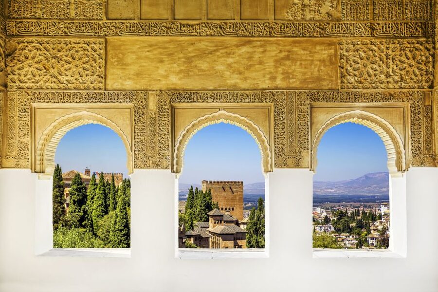 Granada: Alhambra Fast-Track Guided Tour - Pacing, photo stops, and what the small group changes