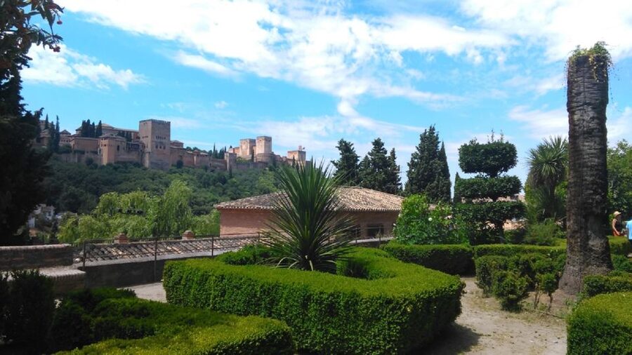 Granada: Alhambra Gardens, Generalife & Alcazaba Guided Tour - Timing and Meeting-Point Reality