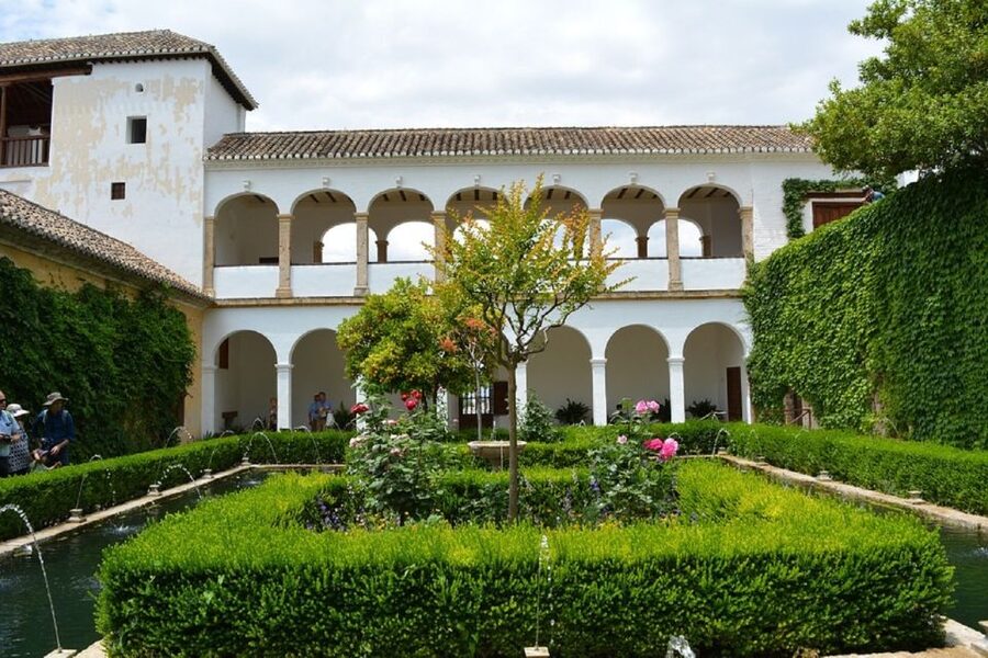 Granada: Alhambra Gardens, Generalife & Alcazaba Guided Tour - Nasrid Palaces Area: What’s Included vs. What You Still Need