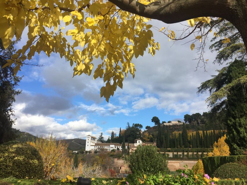 Granada: Alhambra & Generalife Fast-Track Guided Tour - Fast-Track Entry Beats the Usual Alhambra Bottleneck