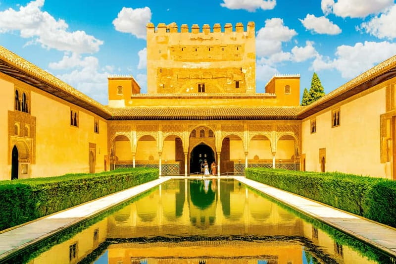 Granada: Alhambra, Generalife & Nasrid Palaces Guided Tour - Palace of Charles V: Renaissance Lines Against Moorish Detail