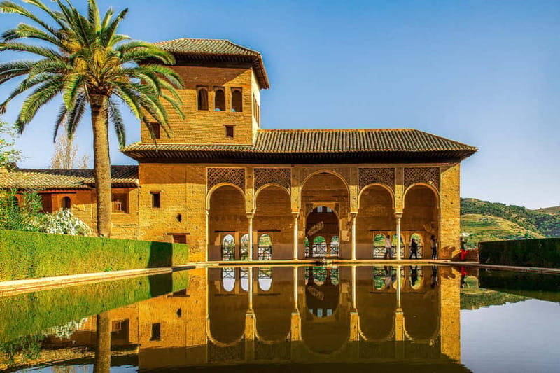 Granada: Alhambra, Generalife & Nasrid Palaces Guided Tour - Puerta del Vino and the Nasrid Palaces: Where the Architecture Becomes a Story