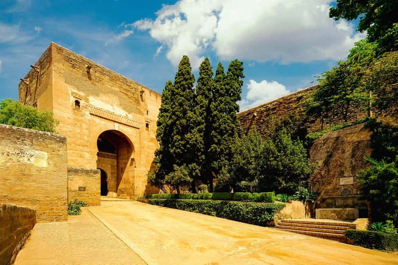 Granada: Alhambra, Generalife & Nasrid Palaces Guided Tour - Generalife Gardens and the Alcazaba Finish: Guided Meaning, Then Your Own Pace