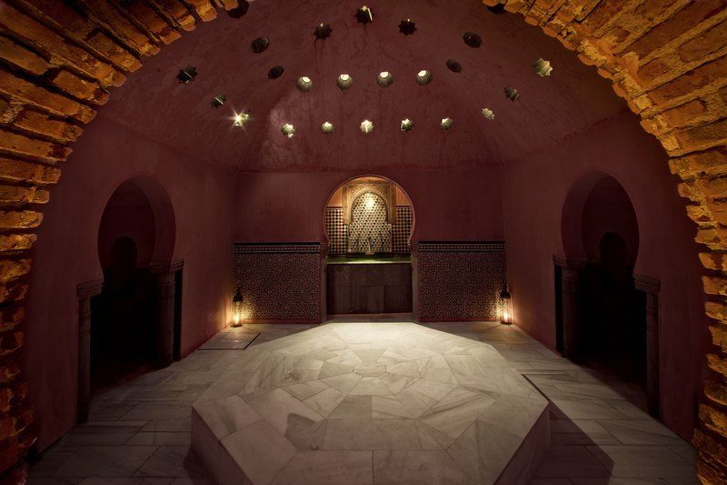 Granada: Alhambra Guided Tour and Arabian Bath and Massage - Entering Alhambra the right way: Nasrid Palaces and the water-and-power idea