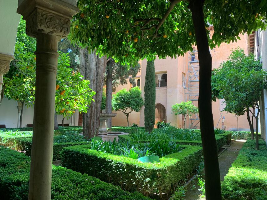 Granada: Alhambra Guided Tour w/ Nasrid Palaces & City Pass - Albaicín and Sacromonte: using your time wisely after the big-ticket day