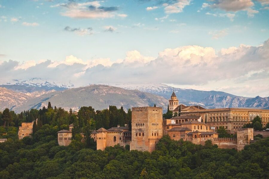 Granada: Alhambra Guided Tour with Nasrid Palaces - Polinario Café Bar meetup: getting in without stress