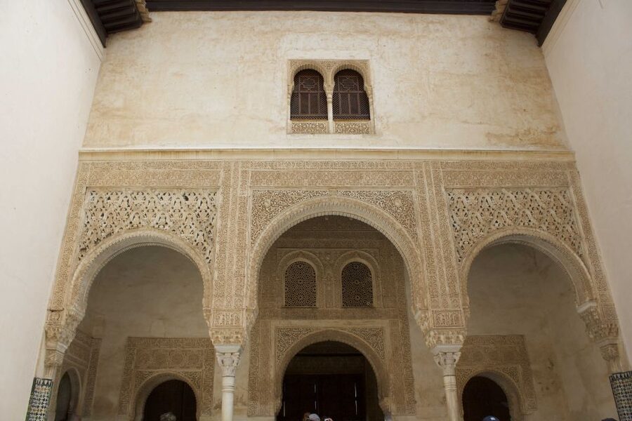 Granada: Alhambra Guided Tour with Nasrid Palaces - Weather and comfort: what to plan for