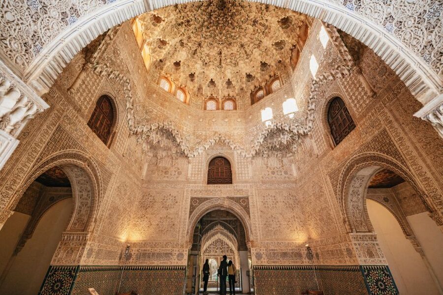 Granada: Alhambra Guided Tour with Nasrid Palaces & Gardens - Guide quality is the difference between seeing and understanding