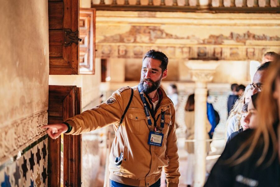 Granada: Alhambra Guided Tour with Nasrid Palaces & Gardens - Practical tips for a smoother Alhambra day