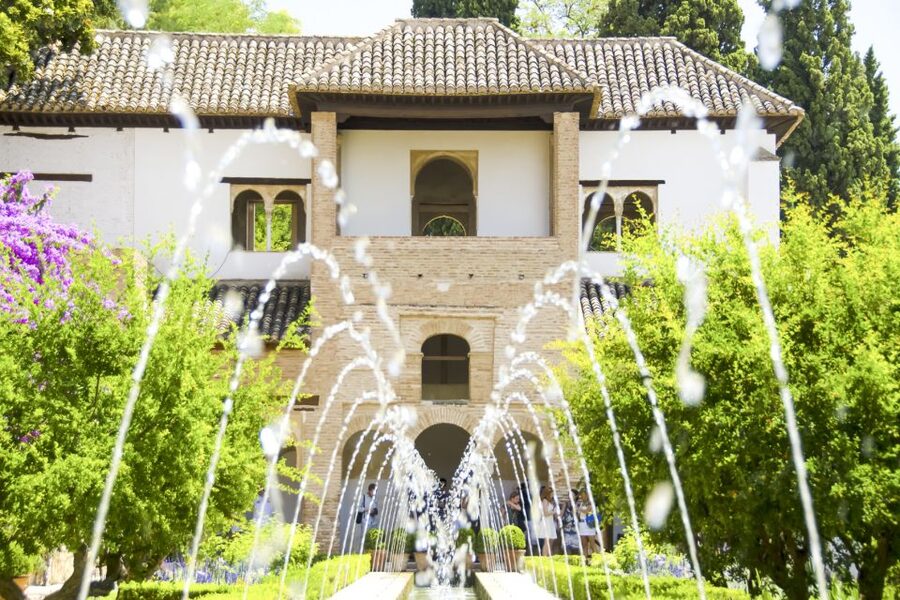 Granada: Alhambra, Nasrid, and Generalife Private Tour - Finding the entrance: the small detail that prevents stress