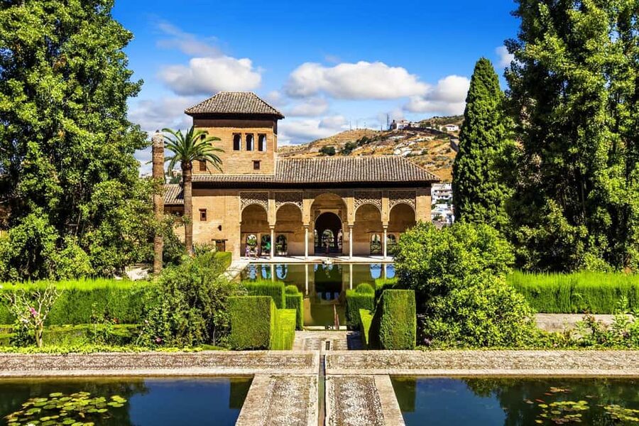 Granada: Alhambra, Nasrid Palaces & Gardens guided Tour - Meeting point and getting in smoothly from the main entrance