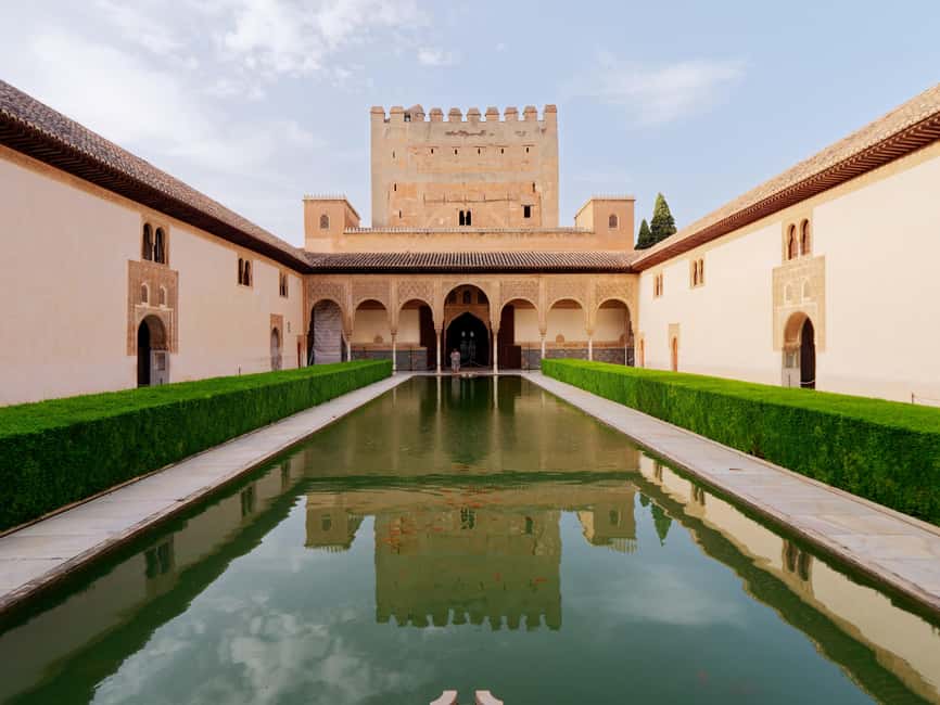 Granada: Alhambra, Nasrid Palaces & Gardens guided Tour - Who this tour suits best